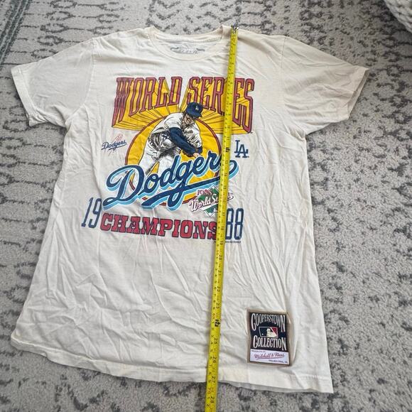 Mitchell & Ness Los Angeles Dodgers Cream 1988 World Series Champions T-Shirt - Picture 6 of 7